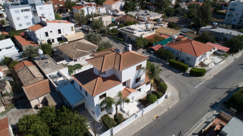 Detached Four Bedroom House with private swimming pool in Agios Dometios, Nicosia